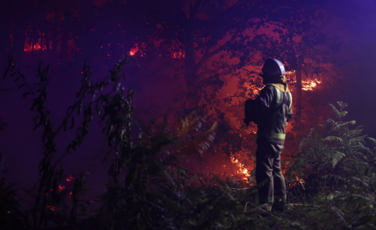 Activo un incendio forestal en Crecente que obliga a desalojar a más de 20 vecinos