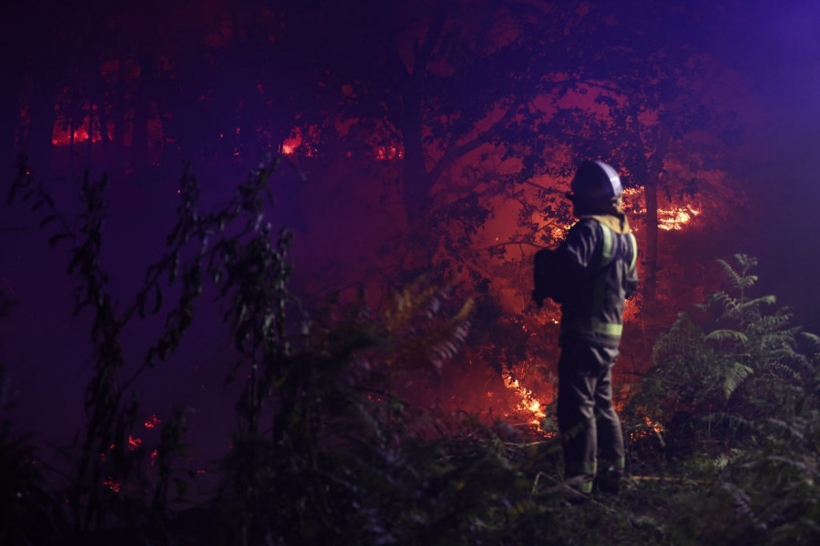 Activo un incendio forestal en Crecente que obliga a desalojar a más de 20 vecinos