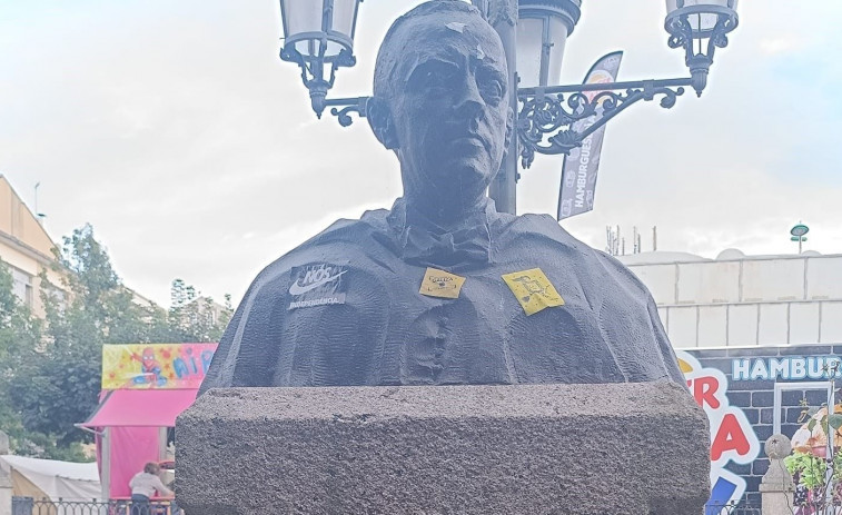 Vandalizan el busto de Manuel Fraga en Vilalba