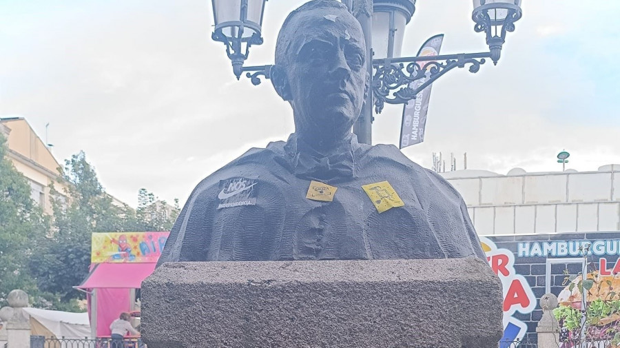 Vandalizan el busto de Manuel Fraga en Vilalba