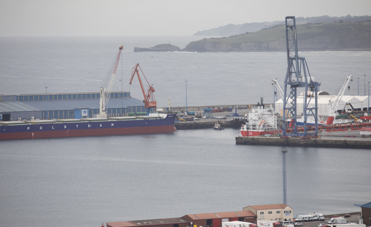 Dos fallecidos y cuatro heridos al desplomarse dos grúas en el puerto de Gijón