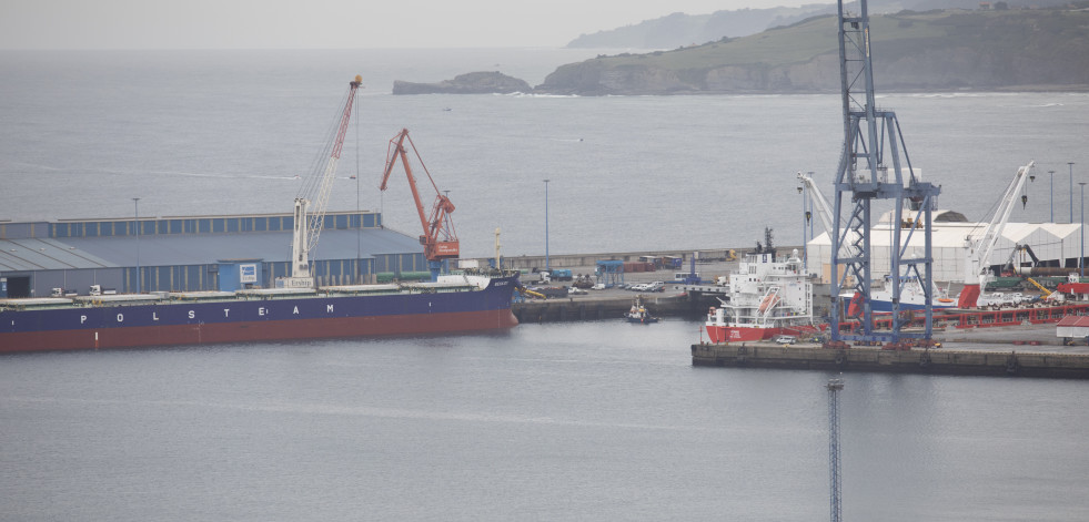 Dos fallecidos y cuatro heridos al desplomarse dos grúas en el puerto de Gijón