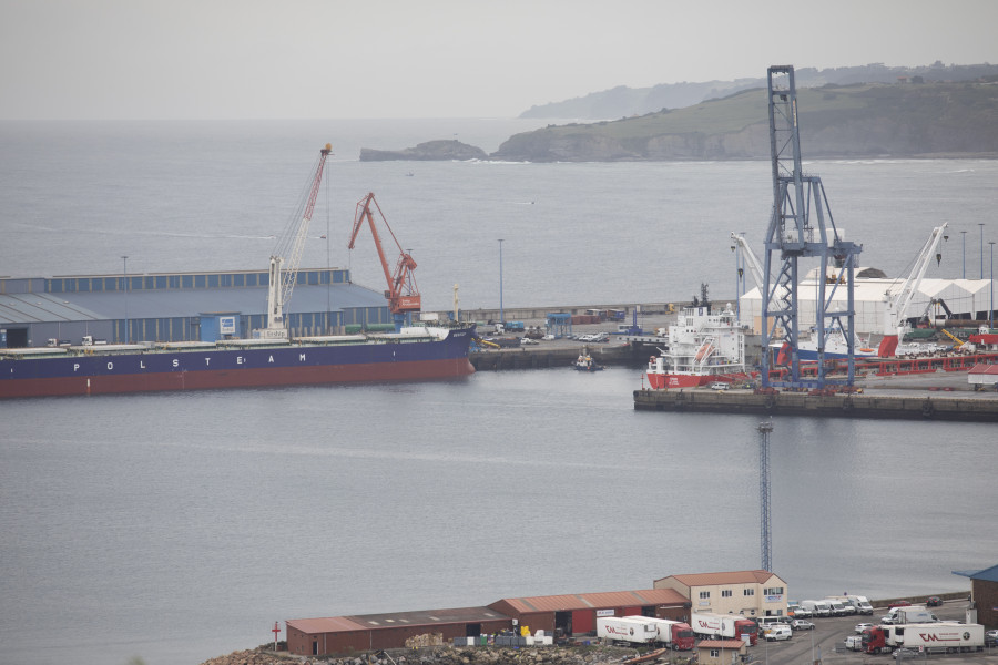 Dos fallecidos y cuatro heridos al desplomarse dos grúas en el puerto de Gijón