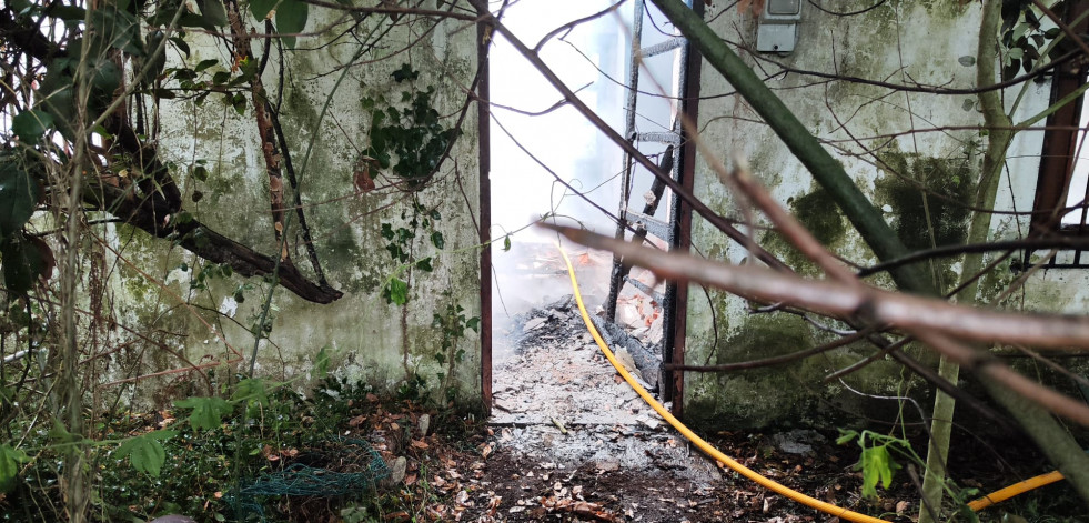 Arde una casa abandonada en A Brea, en Bergondo