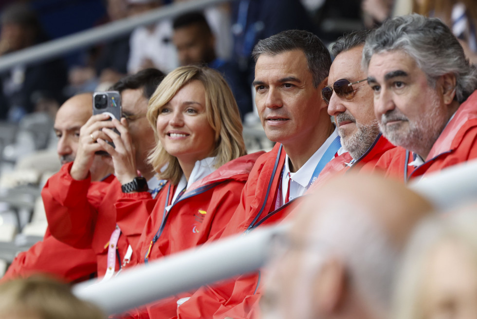 PARÍS (FRANCIA), 05/09/2024.- El presidente del Gobierno, Pedro Sánchez (c), junto a la ministra de Educación, Formación Profesional y Deportes, Pilar Alegría, el presidente del Comité Paralímp