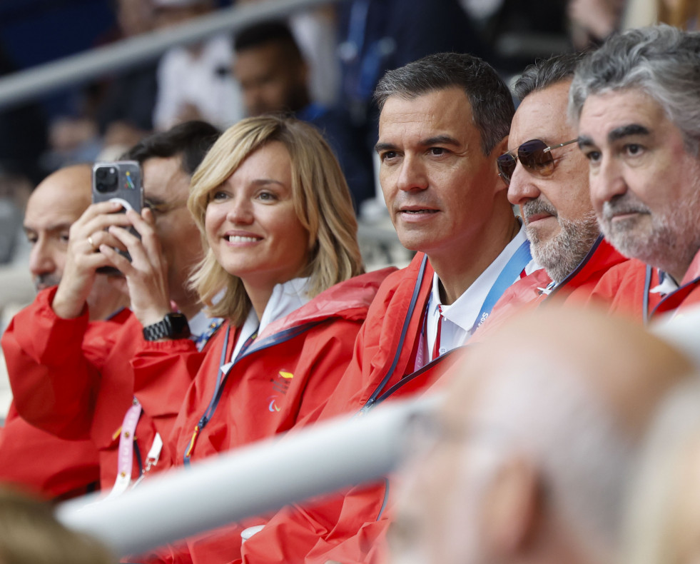 PARÍS (FRANCIA), 05/09/2024.- El presidente del Gobierno, Pedro Sánchez (c), junto a la ministra de Educación, Formación Profesional y Deportes, Pilar Alegría, el presidente del Comité Paralímp