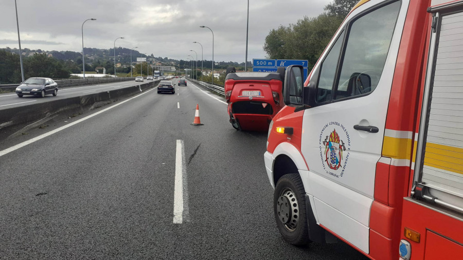 Cuatro heridos en Culleredo tras chocar cuatro coches en la autopista