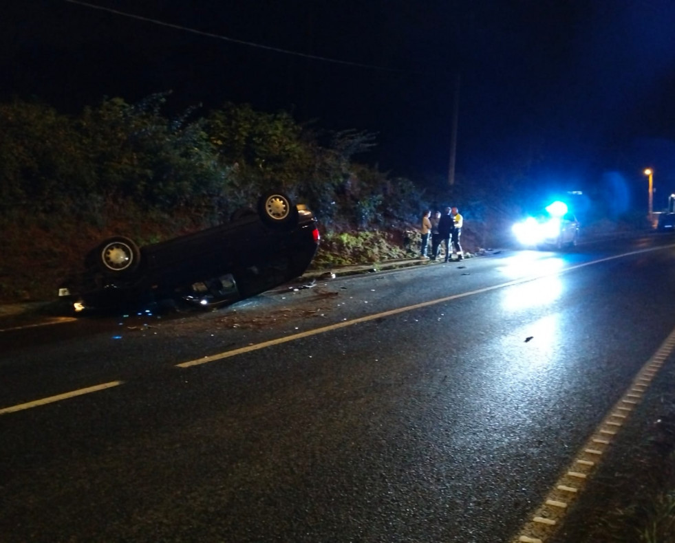 Vuelco en la carretera de O Temple a Cambre