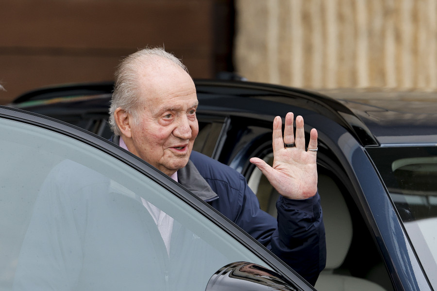 El rey Juan Carlos llega a Madrid para asistir al funeral de su sobrino