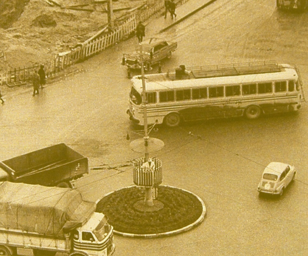 Guardia dirigiendo el trafico glorieta de la plaza de madrid