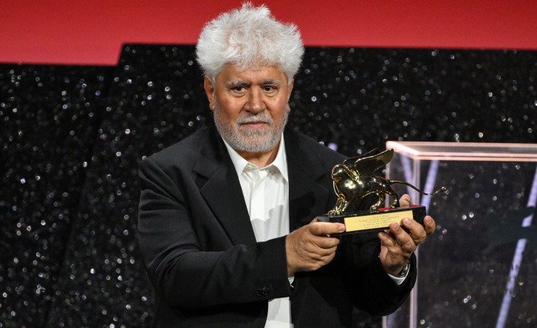 Almodóvar, León de Oro a la mejor película en Venecia por 'La habitación de al lado'