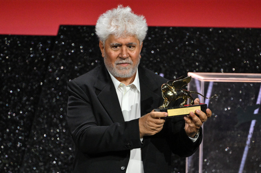 Almodóvar, León de Oro a la mejor película en Venecia por 'La habitación de al lado'