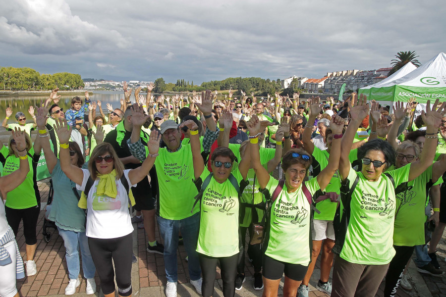 Una ‘marea verde’ abarrota O Burgo para colaborar en la lucha contra el cáncer