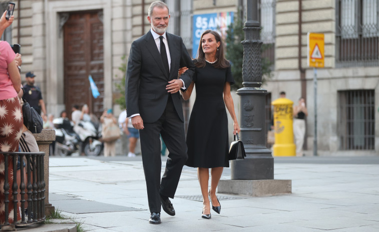 Los reyes y los eméritos, juntos en el funeral por Juan Gómez-Acebo, primo de Felipe VI