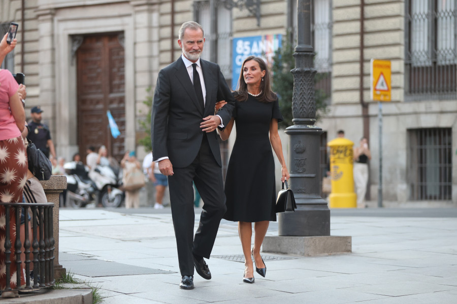 Los reyes y los eméritos, juntos en el funeral por Juan Gómez-Acebo, primo de Felipe VI