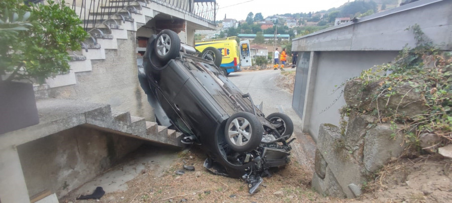 Evacuada en Ourense tras volcar con su coche y caer en el patio de una casa