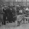 Niñas haciendo ejercicios gimnásticos en una escuela de A Coruña en 1926