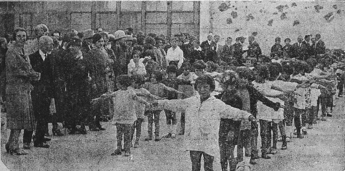 Niñas haciendo ejercicios gimnásticos en una escuela de A Coruña en 1926