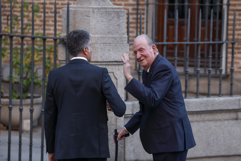 MADRID, 08/09/2024.- El rey emérito Juan Carlos a su llegada al funeral de Juan Gómez-Acebo que se celebra hoy Domingo en la Iglesia Catedral de las Fuerzas Armadas, en Madrid. EFE / Juanjo Martín.