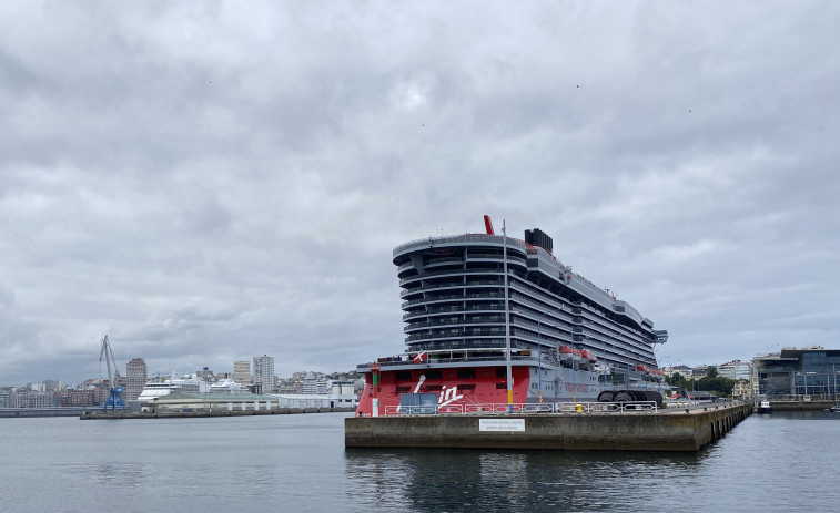 Con pista para correr y hasta un ring de boxeo: el Resilient Lady llega al puerto de A Coruña