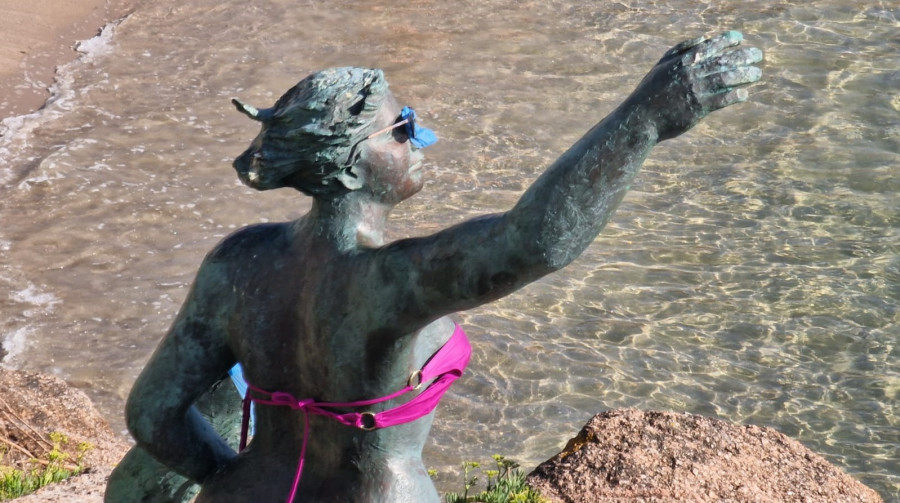 Vandalismo puritano en A Coruña: así han dejado la Sirena del Orzán