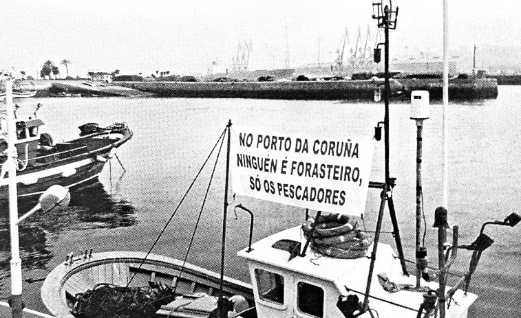 Hace 25 años | Los pescadores acusan al Puerto de no facilitarles las tarjetas de acceso