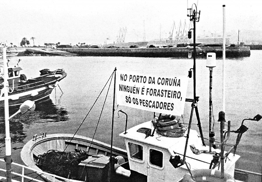 Hace 25 años | Los pescadores acusan al Puerto de no facilitarles las tarjetas de acceso