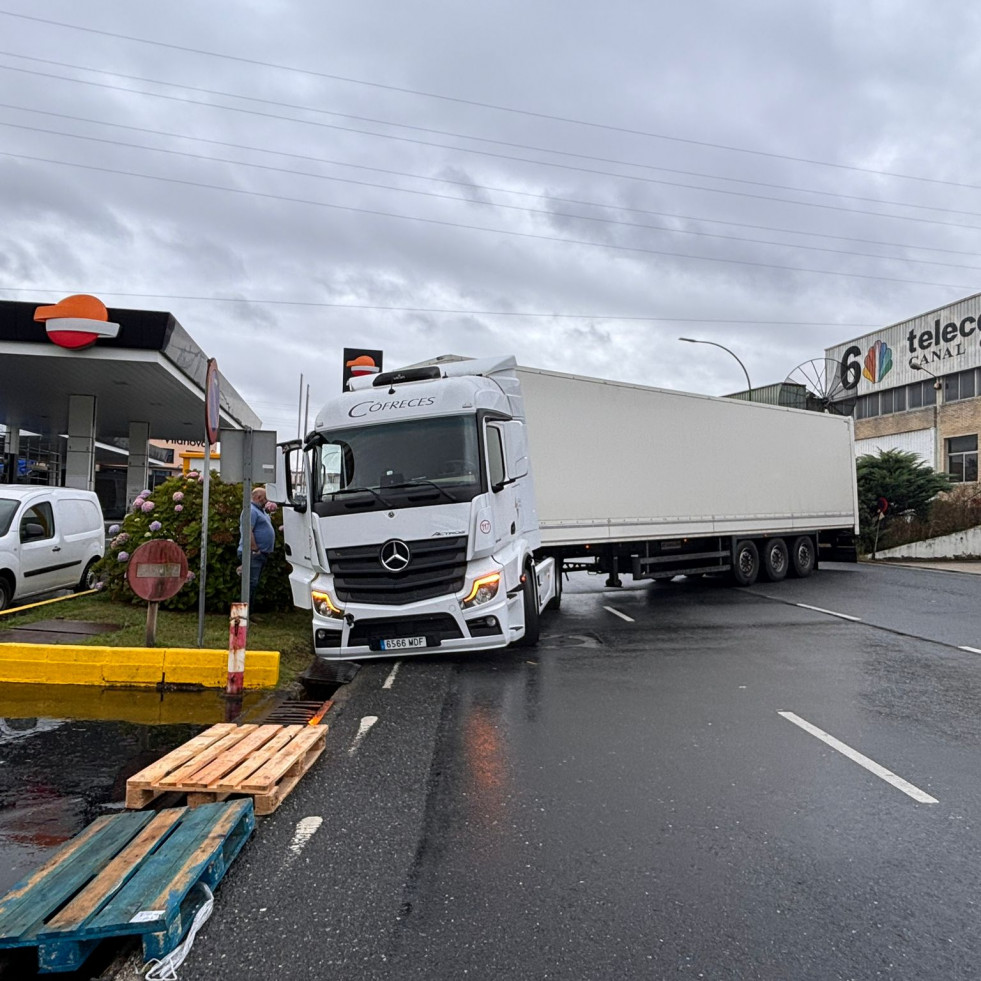 Un camión la monta en Pocomaco: bloquea el acceso en plena hora punta