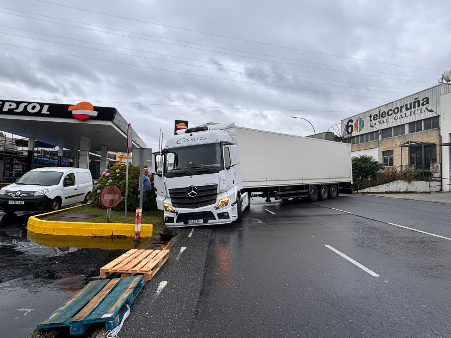 Un camión la monta en Pocomaco: bloquea el acceso en plena hora punta