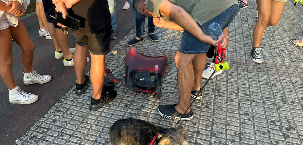 Un coche se sube a la acera, impacta contra una farola y siembra el pánico en O Burgo