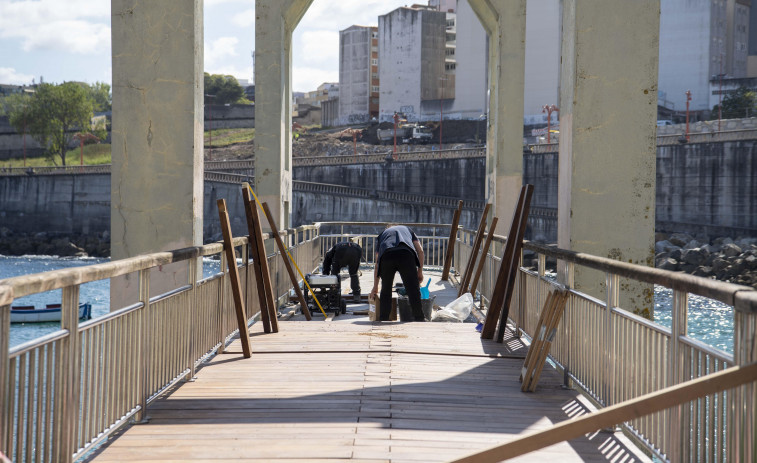 El Ayuntamiento restaura la pasarela de San Amaro