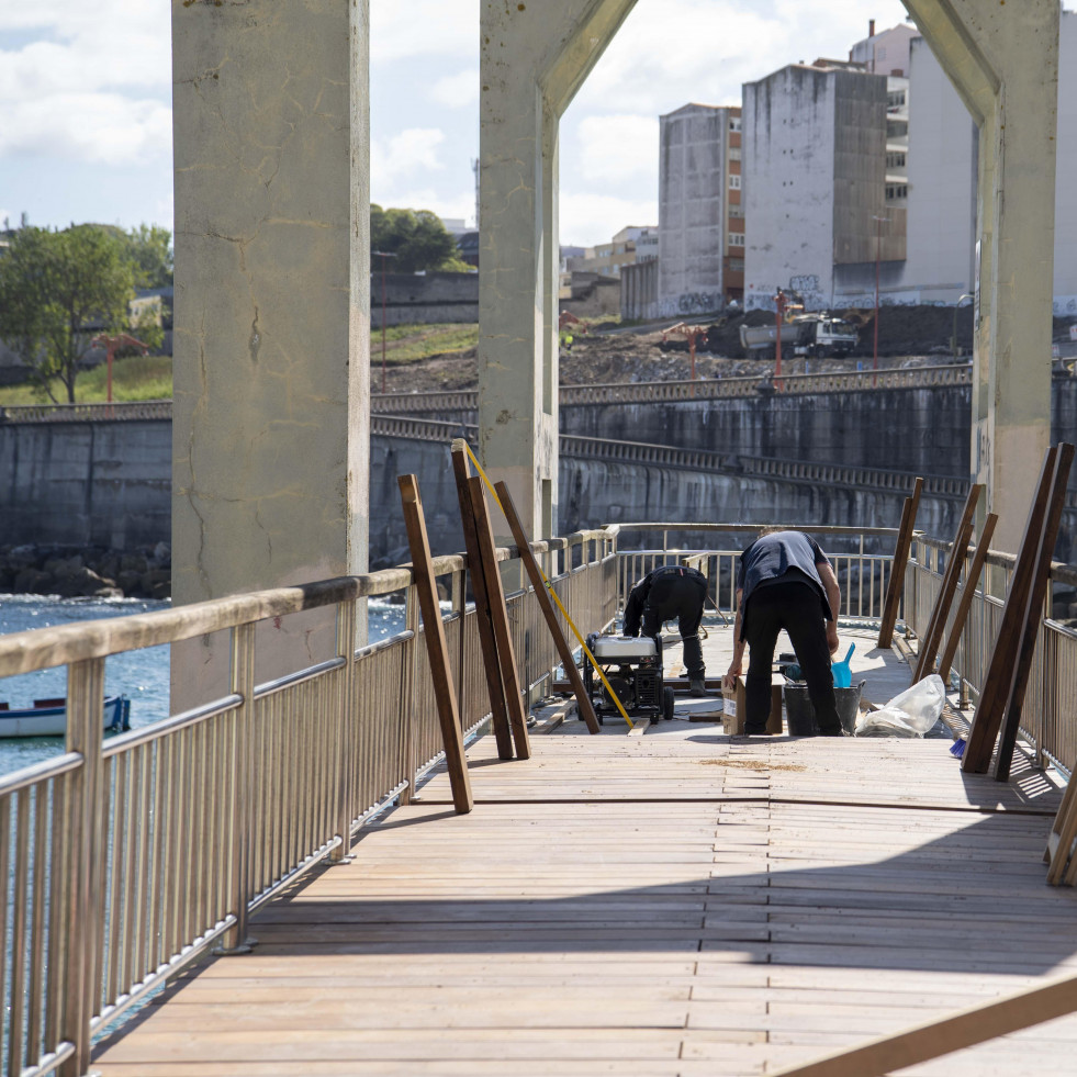 El Ayuntamiento restaura la pasarela de San Amaro