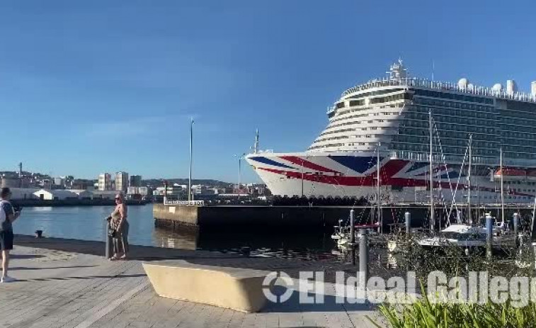 El Arvia llega al puerto de A Coruña con su altísimo multiaventuras con cuerdas y más de 6.000 pasajeros