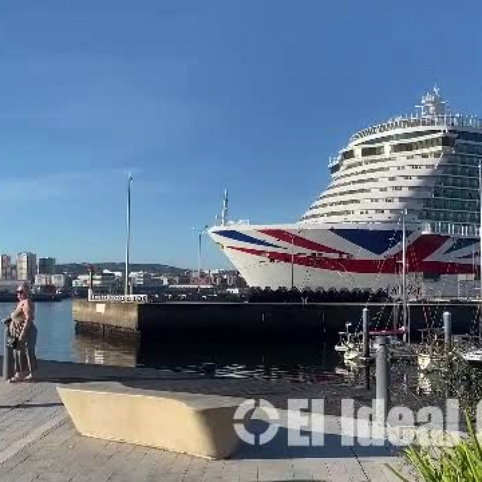 El Arvia llega al puerto de A Coruña con su altísimo multiaventuras con cuerdas y más de 6.000 pasajeros