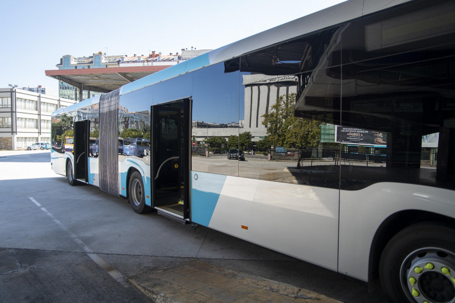 La Xunta inaugura cuatro buses articulados para satisfacer la demanda en el área metropolitana