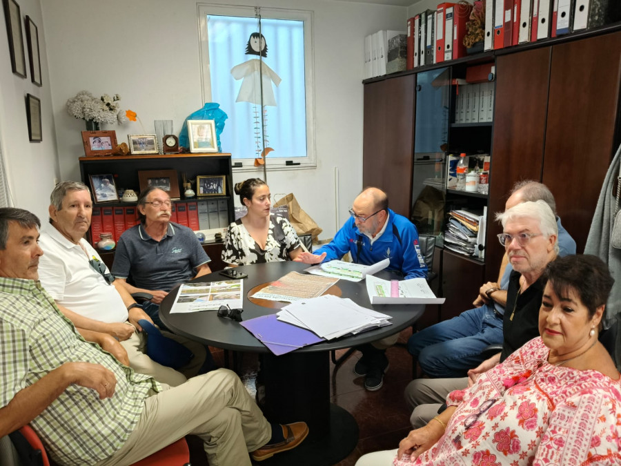 Los vecinos de las Casas de Franco de A Coruña dan el ‘sí, quiero’ al Ayuntamiento