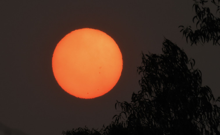 Los incendios de Portugal llenan de humo buena parte de Galicia y tiñen de rojo la luna y el sol