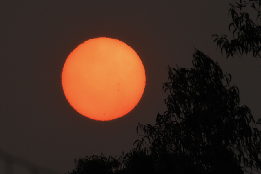 Los incendios de Portugal llenan de humo buena parte de Galicia y tiñen de rojo la luna y el sol