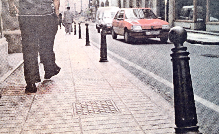 Hace 25 años | Más de 200 pivotes impedirán que los coches estacionen sobre las aceras