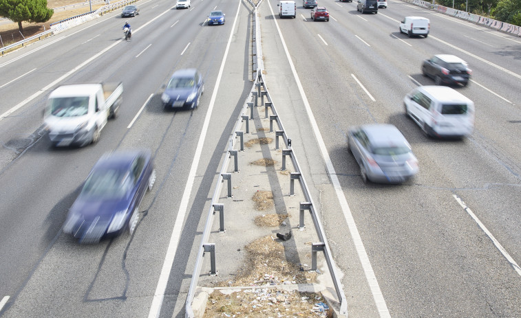 Adelantar en carretera: un 30% lo hace en línea continua y la mitad excede la velocidad