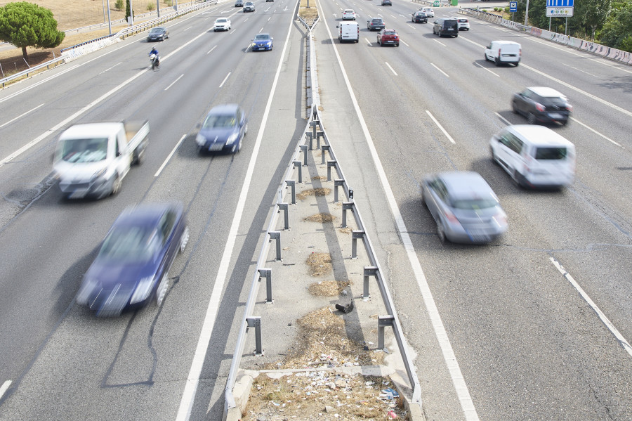 Adelantar en carretera: un 30% lo hace en línea continua y la mitad excede la velocidad