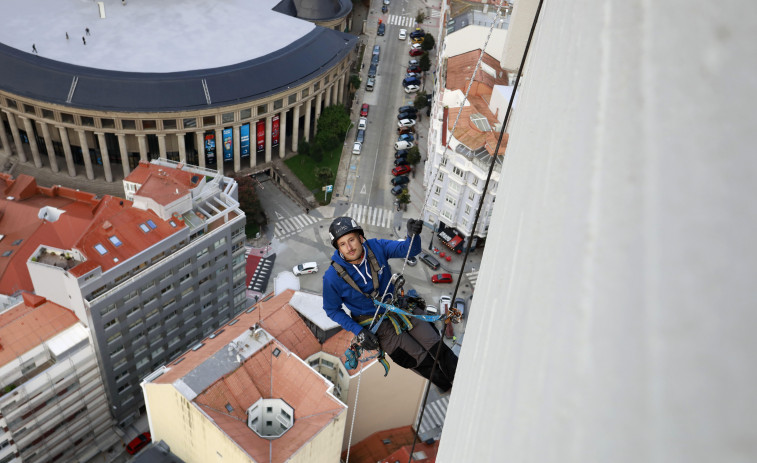 El coloso de Galicia pasa la ITV: así se cuida un rascacielos en A Coruña