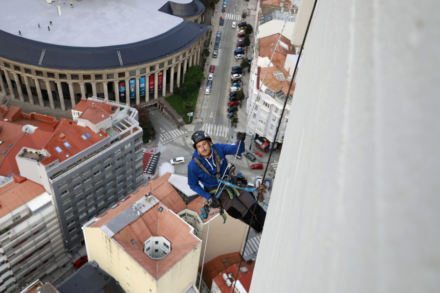 El coloso de Galicia pasa la ITV: así se cuida un rascacielos en A Coruña