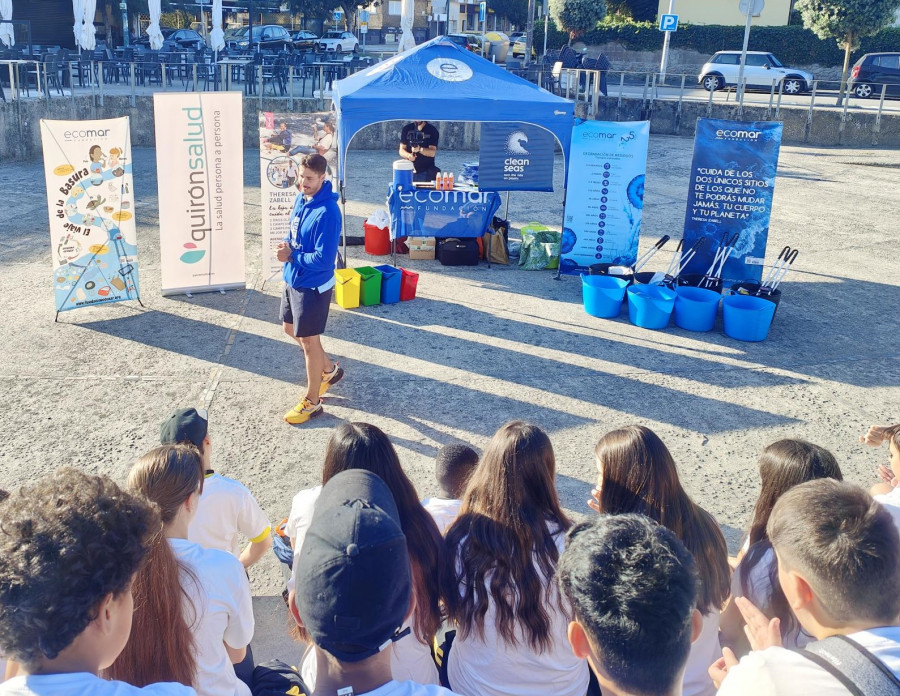 Alumnos del colegio Franciscanos participan en el programa de limpieza de playas del Quirónsalud y Ecomar