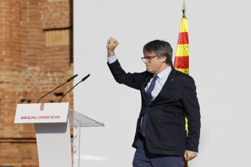 FOTODELDÍA BARCELONA, 08/08/2024.- El expresidente catalán Carles Puigdemont, interviene en el acto de bienvenida para el que miles de independentistas se congregan en el paseo Lluís Companys de Ba