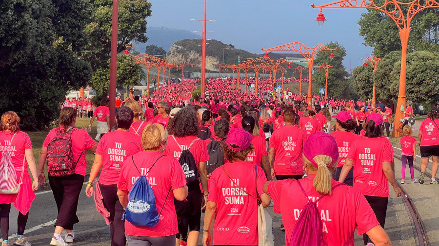 Siete mil mujeres tiñen de rosa el Paseo Marítimo