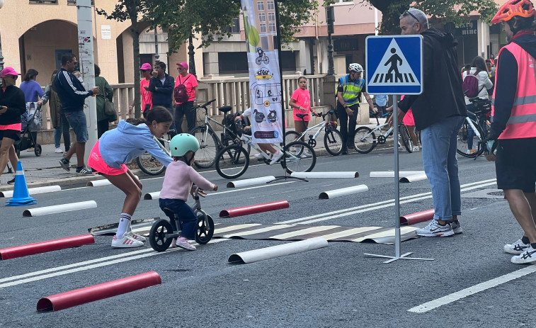 Patines, bicicletas y música se apoderan de Manuel Murguía en el Día sin Coches de A Coruña