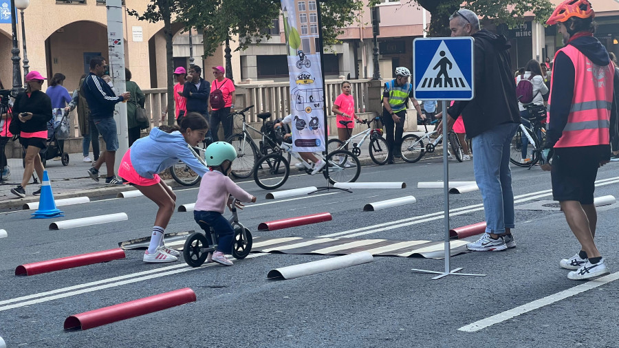 Patines, bicicletas y música se apoderan de Manuel Murguía en el Día sin Coches de A Coruña