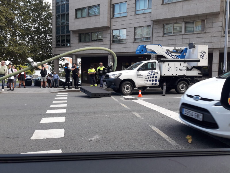 Se desploma un semáforo en la ronda de Nelle