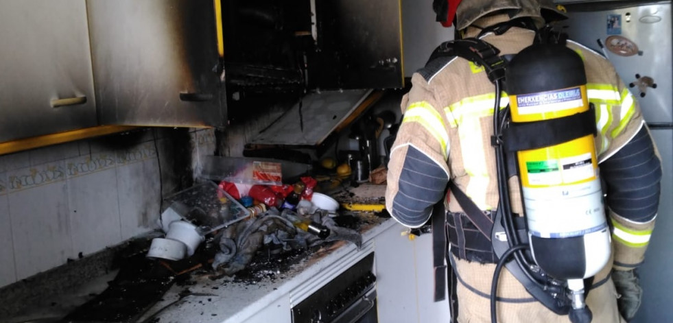 Los Bomberos de Oleiros extinguen un fuego en una cocina de Arillo